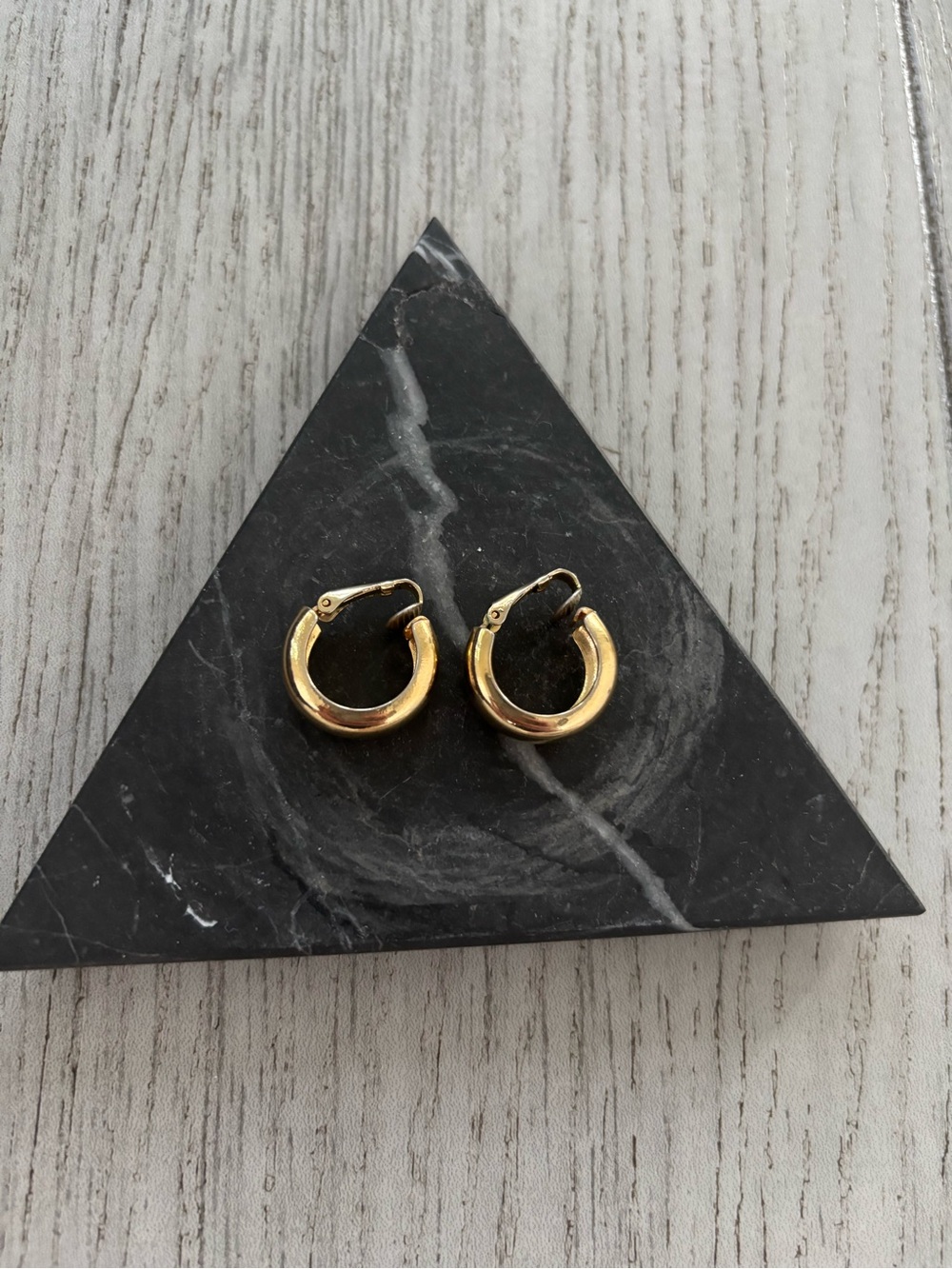 Vintage earrings in rounded gold tone. Clip on in EUC.